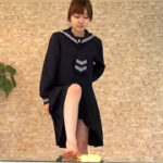 プリンを素足で踏み潰すセーラー服の色白JK少女